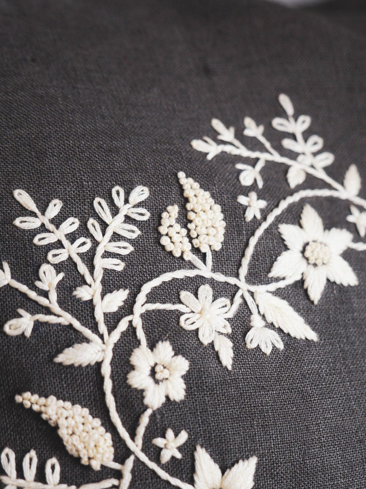 Håndlaget putetrekk med broderi i rolige farger – mønster «Mother»