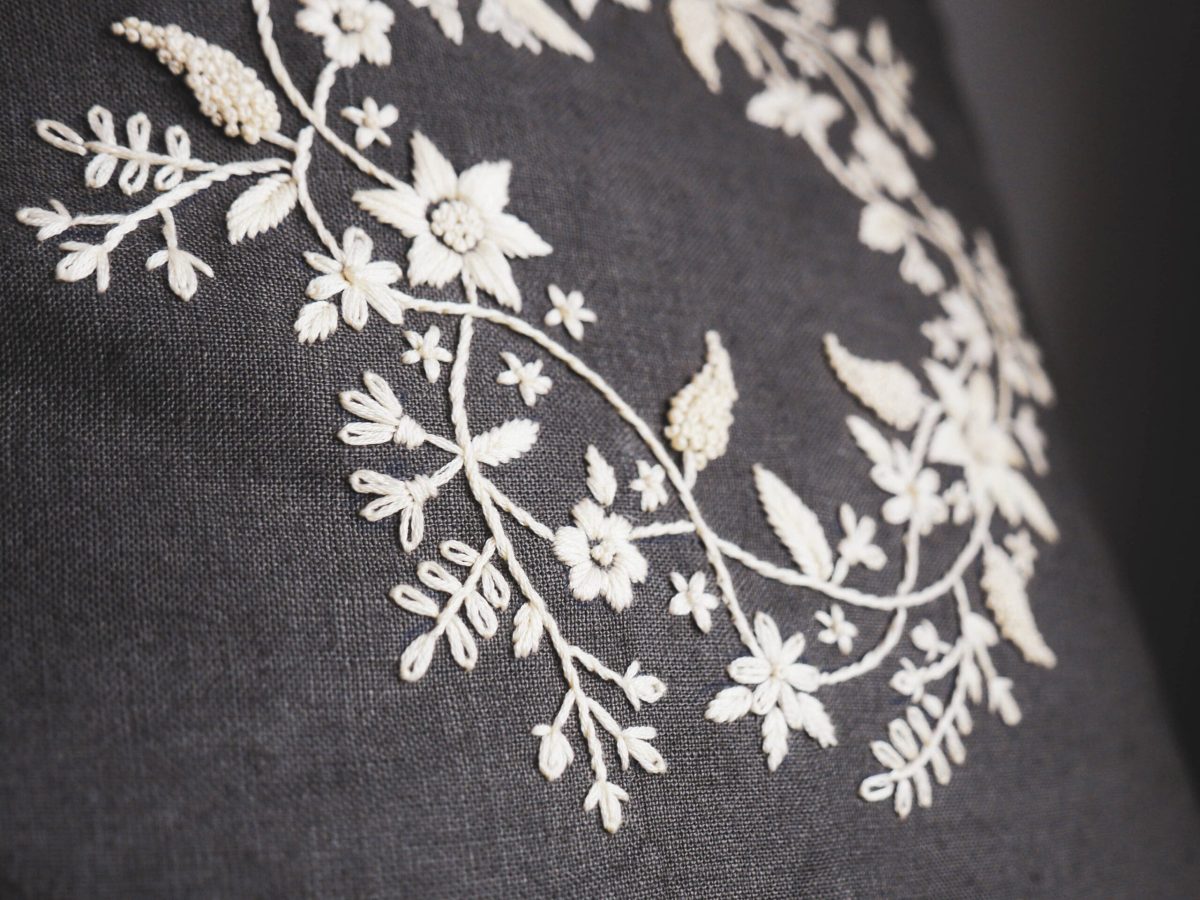 Håndlaget putetrekk med broderi i rolige farger – mønster «Mother»